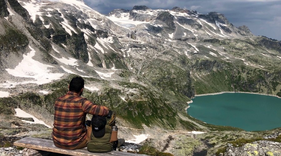 Muž s batohom na lavičke na horách
