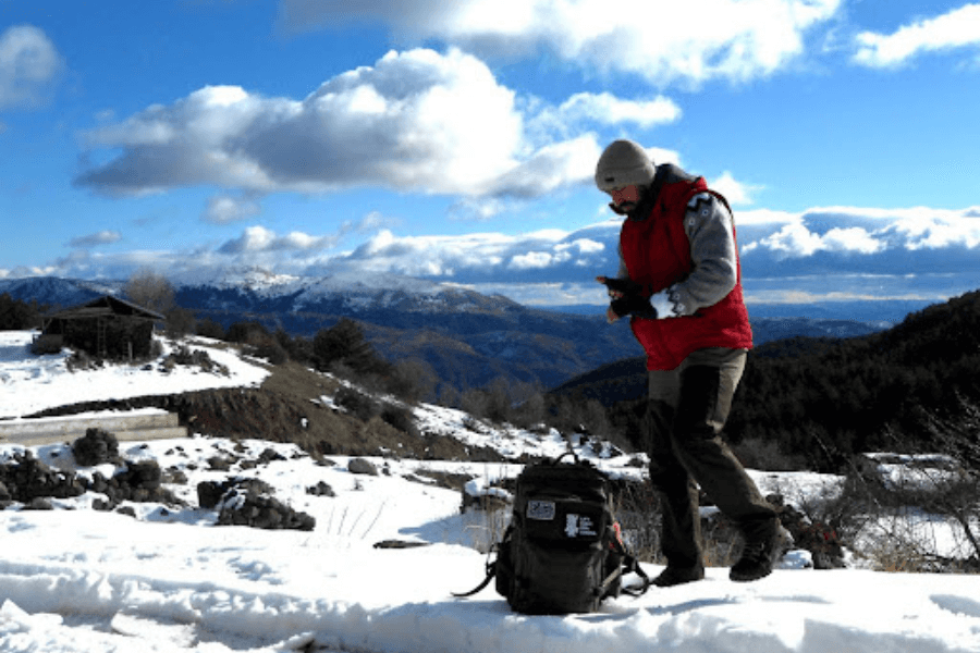 Muž, outdoor v zime, hory, batoh.