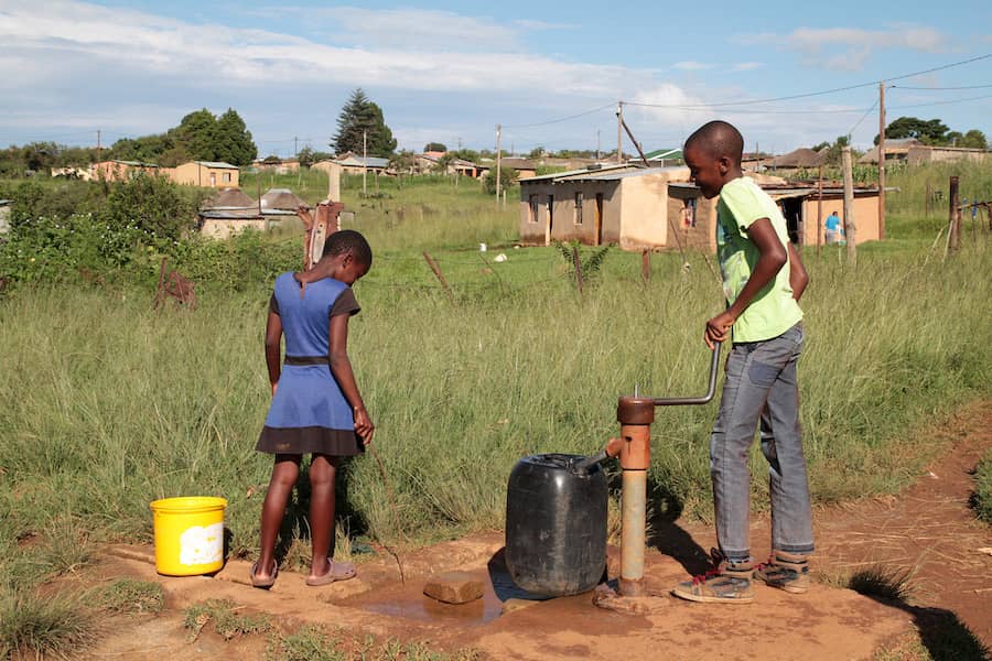 Deti pri studni v Afrike