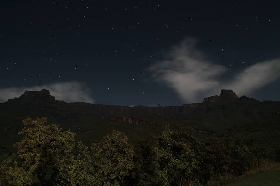 Nočná obloha nad africkou krajinou